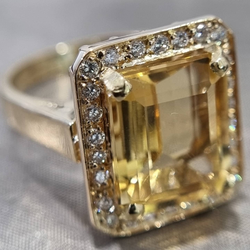 Anello in oro giallo con quarzo citrino e diamanti 
